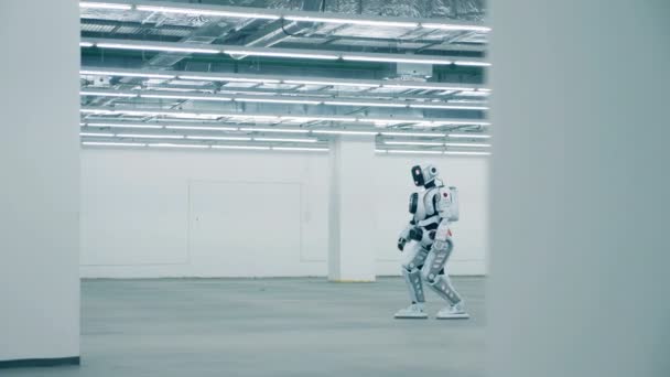 Λευκό φουτουριστικό ρομπότ, cyborg, περπάτημα, κοντινό πλάνο. — Αρχείο Βίντεο
