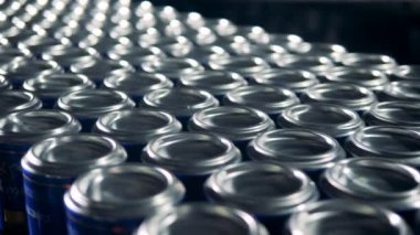 Bira, bira fabrikası ile birçok metal kutular yakın.