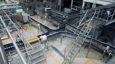 Bira konveyör işleri, hareket ile bira kutuları. Fabrika Tesis iç.