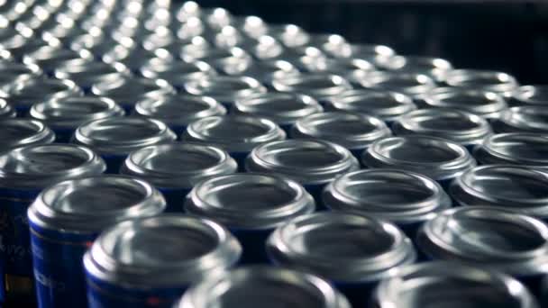 Muitas latas de metal com cerveja em uma cervejaria, de perto . — Vídeo de Stock