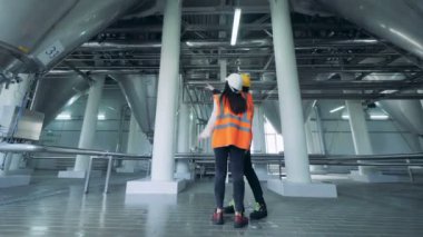 Bira fabrikası işçileri kontrol donanımları, arkadan görünüm.