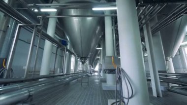 Metal bir bira fabrikasında tankları, yakın çekim.