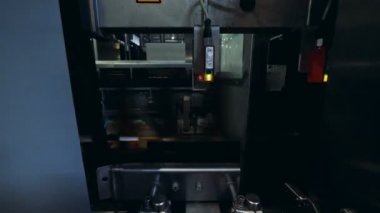 Cam şişe bira fabrikası, bir makine denetler, yakın çekim.