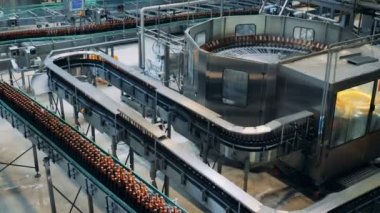Fabrika Tesis iç. Birçok şişe bira fabrikası, üstten görünüm bir satıra gidiyor.