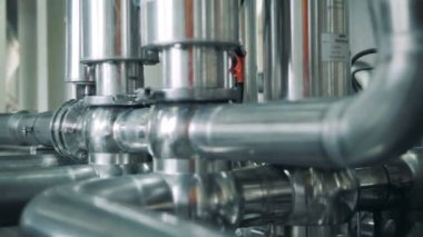 Bir bira fabrikasında metal boru hattları, yakın çekim.