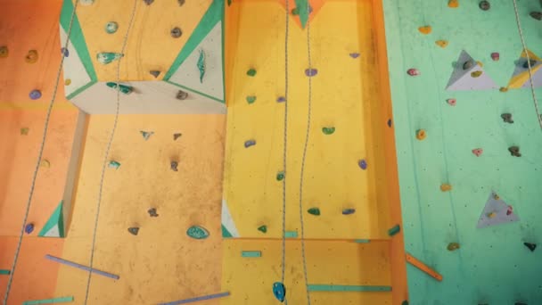 Muro de escalada vacío, de cerca . — Vídeos de Stock