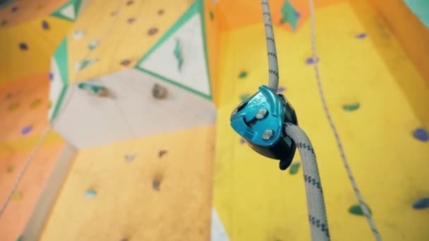 Securing ropes on a climbing wall, close up. — Stock Video