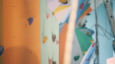 Kadın dağcılar bir duvara yakın çekim.