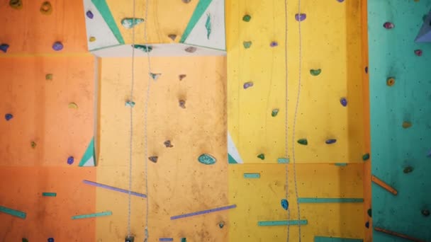 Mur coloré pour l'escalade, gros plan . — Video