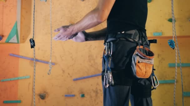 En man med pulveriserad händer stå nära en vägg, närbild. — Stockvideo