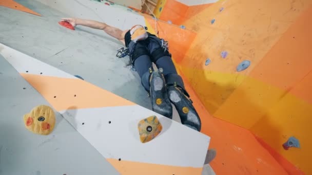 Training person on a special wall, bottom view. — Stock Video
