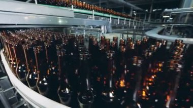 Bira şişe bira fabrikası, satırlardaki gidiş yakın çekim.