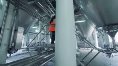 İşçiler bir bira bira tanklar kontrol, yakın çekim.