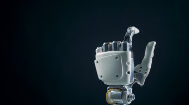 Bir kişi onun parmak hareketli bir robot el yapımı