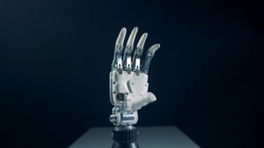 Robotik kol bir kişi tarafından düzenlenir sonra parmak hareketleri yapıyor