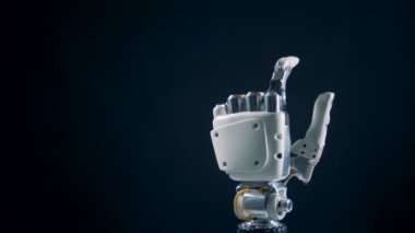 Bir kişi bir biyonik kol dokunuyor ve hareket etmeye başlar