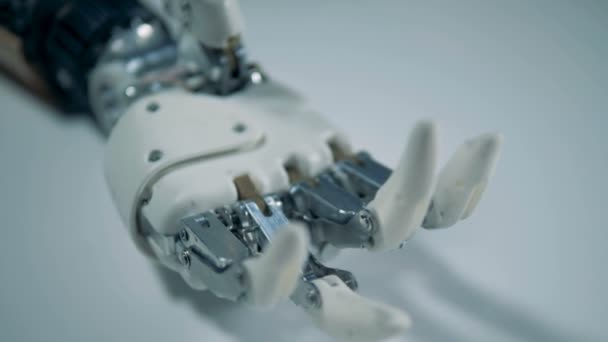 Close up van de vingers van een robotic hand balde — Stockvideo