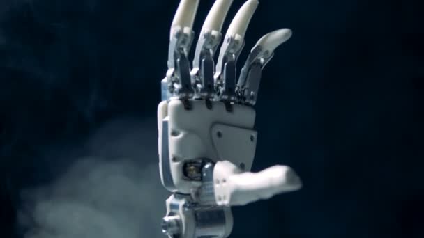 Oke gebaar van een cybernetische arm in de wolken van rook — Stockvideo