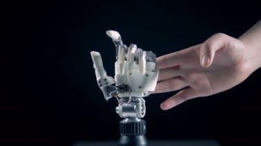 İnsan eli üzerinde biyonik bir geçiş yapıyor