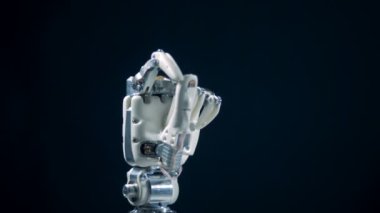 Biyonik el ile kendi parmak iyi bir jest yapıyor