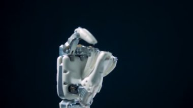 Palmiye ve robotik bir elin parmaklarını hareket ediyor