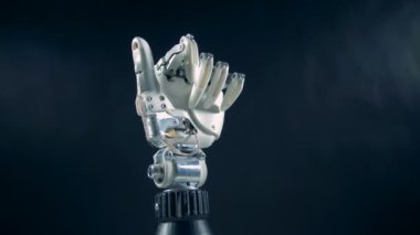Sibernetik bir el başparmak hareket ediyor