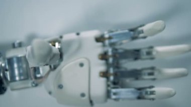 Sibernetik bir el üstten görünüm bir masa yüzeyi