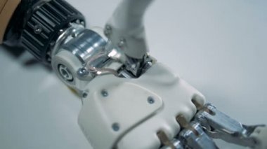 Hareketsiz bir robot kol ile beyaz yüzey üzerine