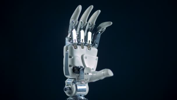 Vuist van een robotic hand is het verplaatsen van de vingers — Stockvideo