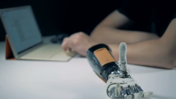 机械臂的设置由笔记本电脑调节 — 图库视频影像