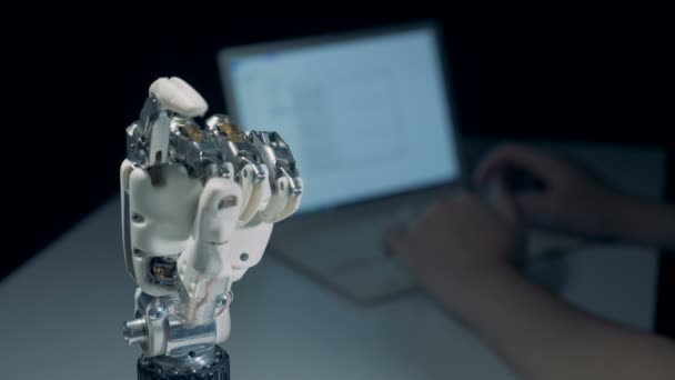 Bionic hand met bewegende vingers wordt steeds gecontroleerd vanaf een computer — Stockvideo