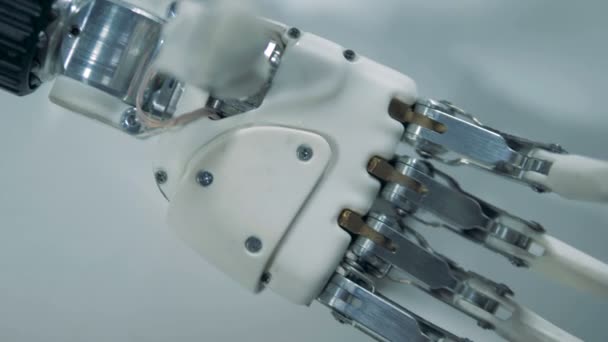 Bovenaanzicht van wit oppervlak en een bionic hand liggend op het — Stockvideo