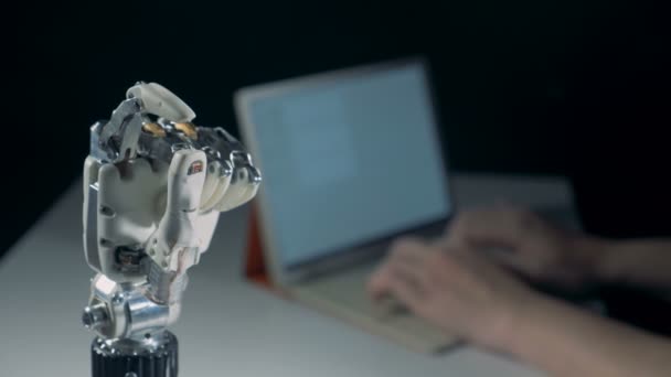 Vingers Van Een Robotachtig Wapen Doen Een Goed Gebaar — Stockvideo
