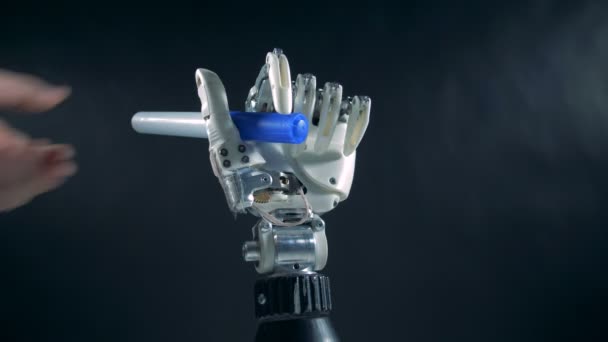 Bir kişi bir işaretleyici bir sibernetik el koyarak ve bunu götürüp — Stok video