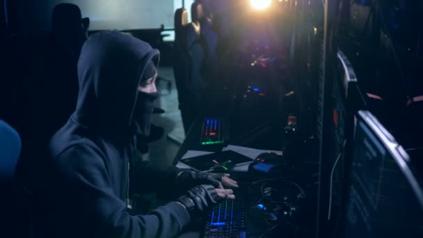 男性のハッカーは、コンピューターでの作業します。サイバー攻撃の概念. — ストック動画