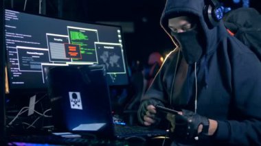 Erkek hacker kredi kartı bilgilerini çaldı. Siber saldırı kavramı.