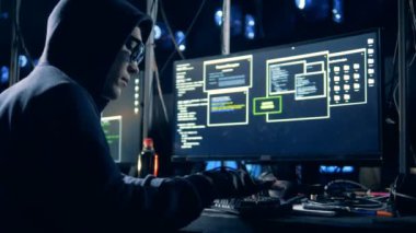 Bir bilgisayar Hack dolandırıcı yakın çekim.