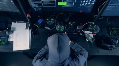 Bir kişi çatlama bilgisayar. Hacker bilgisayar kullanarak sistem, çatlaklar.