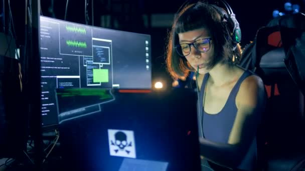 Hacker donna che lavora con un computer portatile, da vicino . — Video Stock