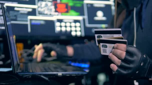 Un hacker che ruba dati dalle carte di credito. 4K — Video Stock