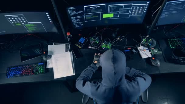 Um homem trabalhando com equipamento, sistema de hacking, vista superior . — Vídeo de Stock
