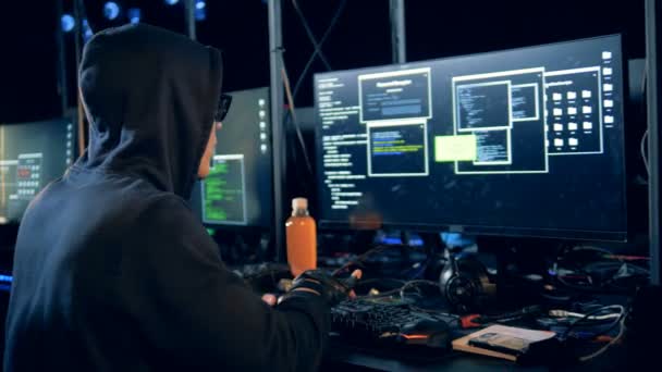 Manliga bedragaren hacking dator, närbild. — Stockvideo