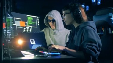 Kadın ve erkek sistem hack birlikte, yakın.