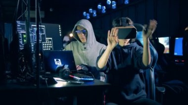 İnsanlar sistem hack, Vr gözlükle, yakın çekim.