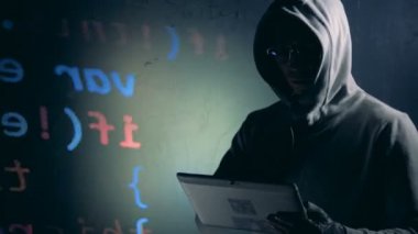 Hacker inşaat sistemi, kırarken tablet ile yakın çekim.