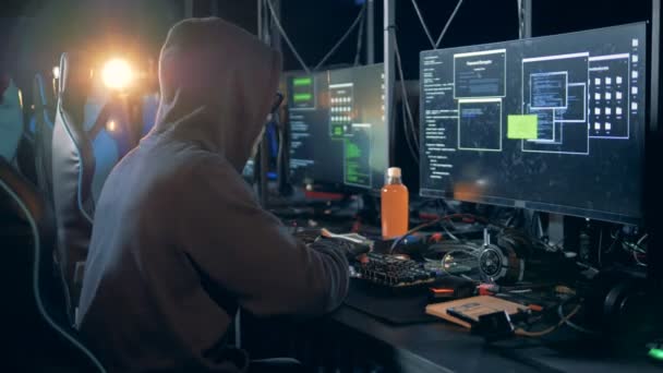 Een hacker typen op een toetsenbord terwijl kraken systeem, close-up. — Stockvideo