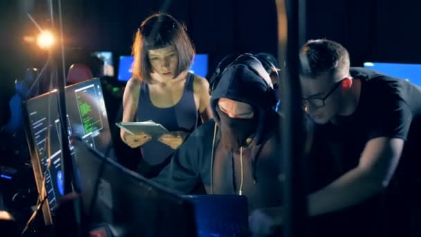 Viele Hacker arbeiten mit Computern, Nahaufnahme. — Stockvideo