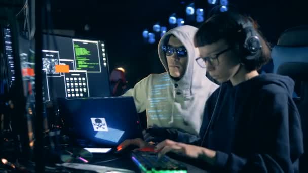 Hackers profesionales que trabajan con computadoras. Concepto de ataque cibernético . — Vídeos de Stock