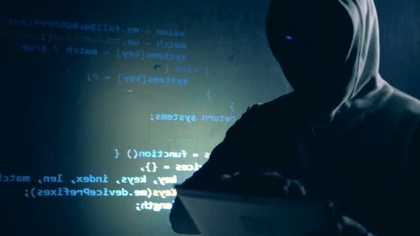 Ο άνθρωπος χρησιμοποιεί tablet ενώ hacking, κοντινό πλάνο. — Αρχείο Βίντεο