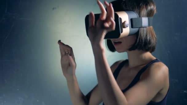 Weibliche Hacker verwendet vr-Brille, während Cracking-System, Nahaufnahme. — Stockvideo